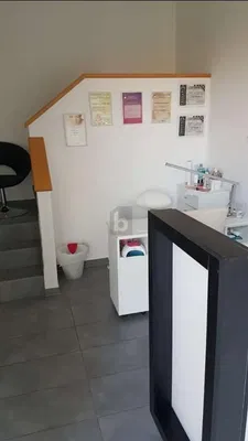 Obývací pokoj; dřevěná podlaha, přirozené světlo, moderní styl, vysoké stropy