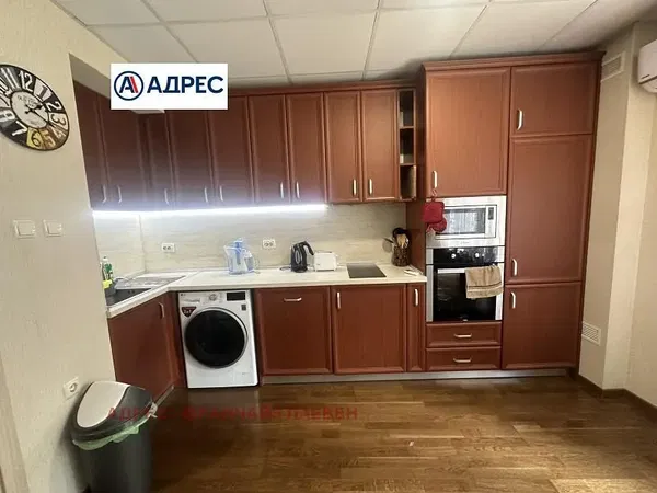 Wohnzimmer; holzboden, tageslicht, moderner stil, hohe decken