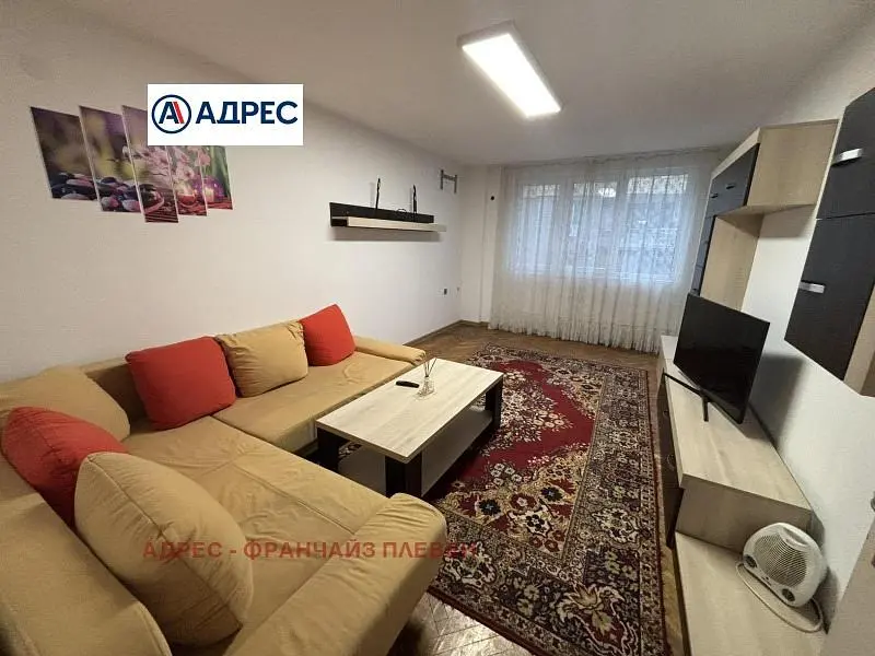 Wohnzimmer; holzboden, tageslicht, moderner stil, hohe decken