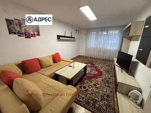 Wohnzimmer; holzboden, tageslicht, moderner stil, hohe decken