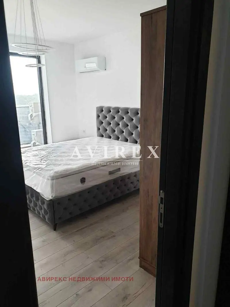 Living room; wood floor, natural light, modern style, high ceiling