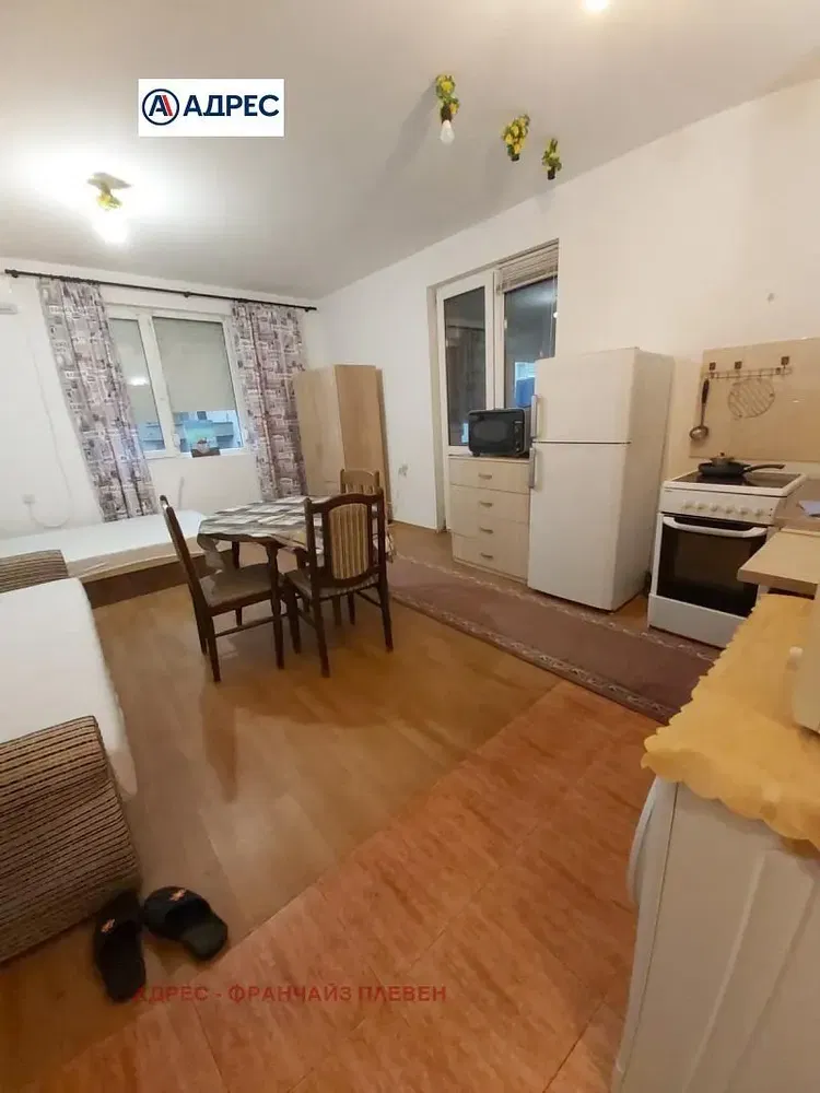 Living room; wood floor, natural light, modern style, high ceiling