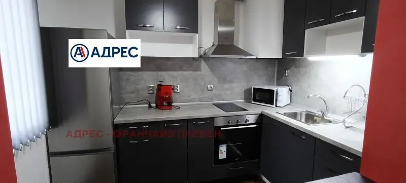 Living room; wood floor, natural light, modern style, high ceiling