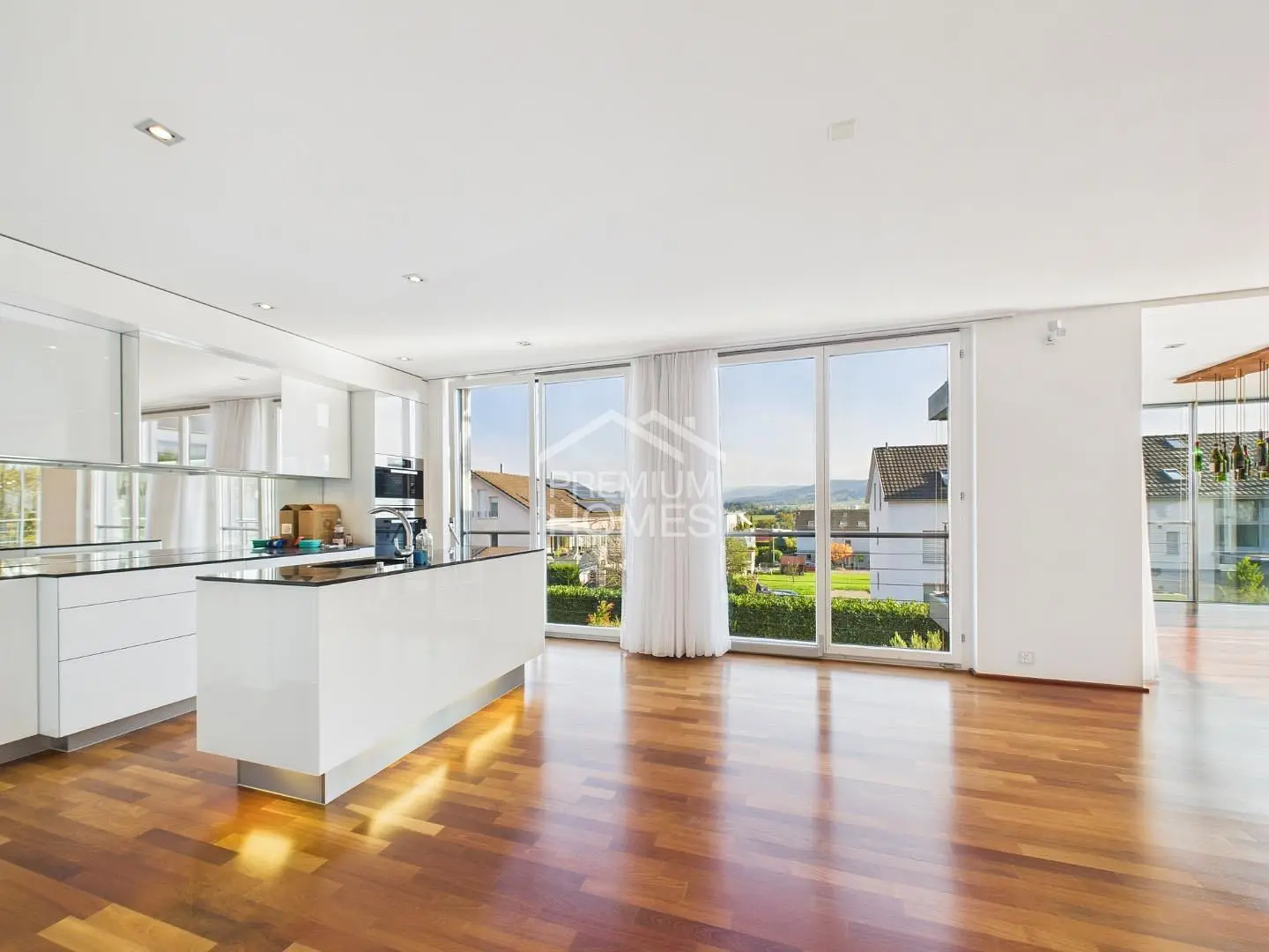 Living room; wood floor, natural light, modern style, high ceiling