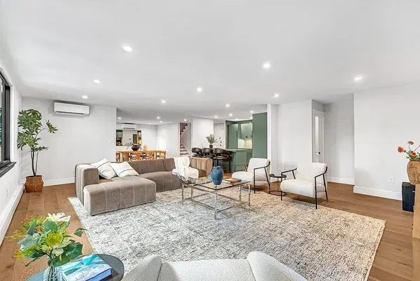 Salon; parquet, lumière naturelle, style moderne, hauteur sous plafond