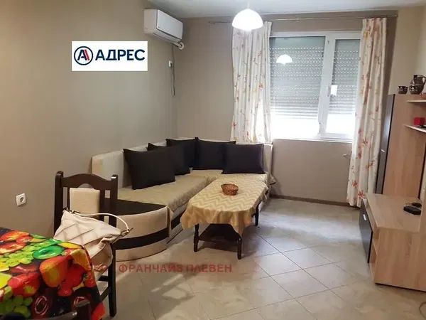 Wohnzimmer; holzboden, tageslicht, moderner stil, hohe decken