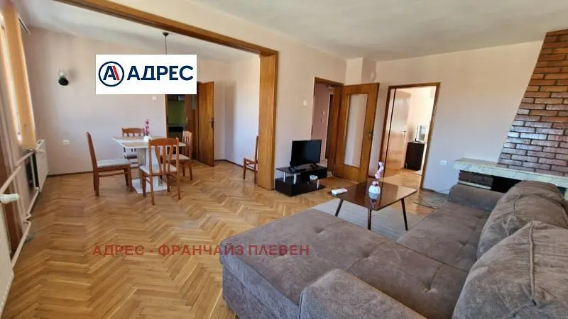 Wohnzimmer; holzboden, tageslicht, moderner stil, hohe decken