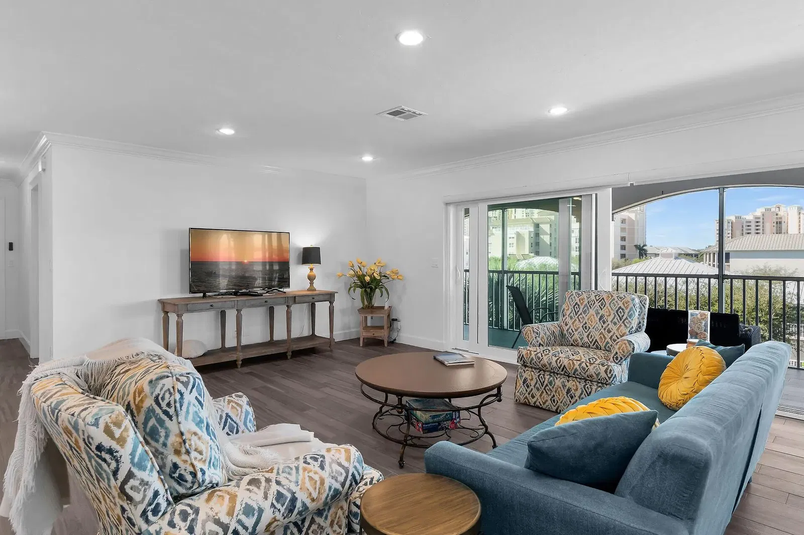 Living room; wood floor, natural light, modern style, high ceiling