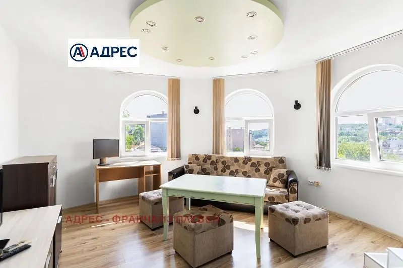 Wohnzimmer; holzboden, tageslicht, moderner stil, hohe decken