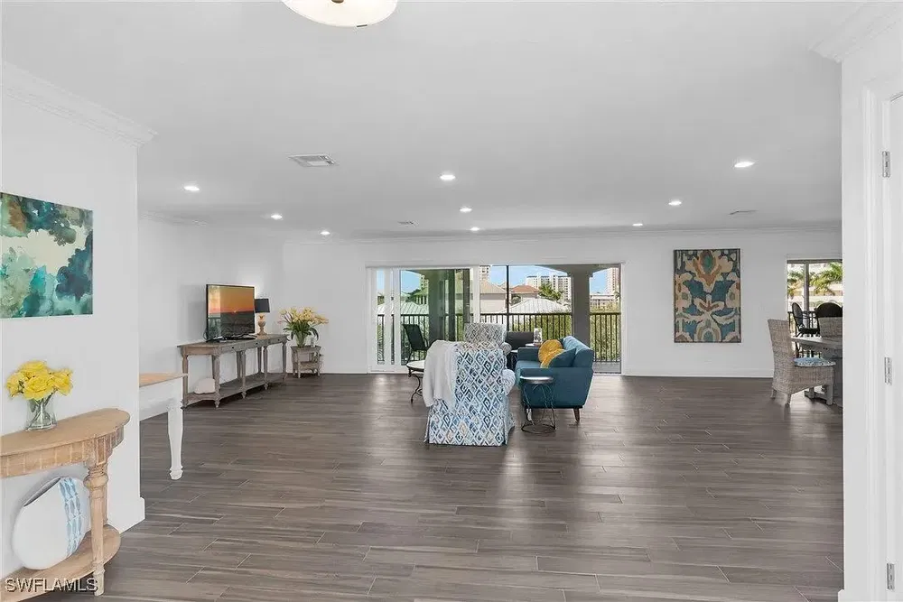 Living room; wood floor, natural light, modern style, high ceiling