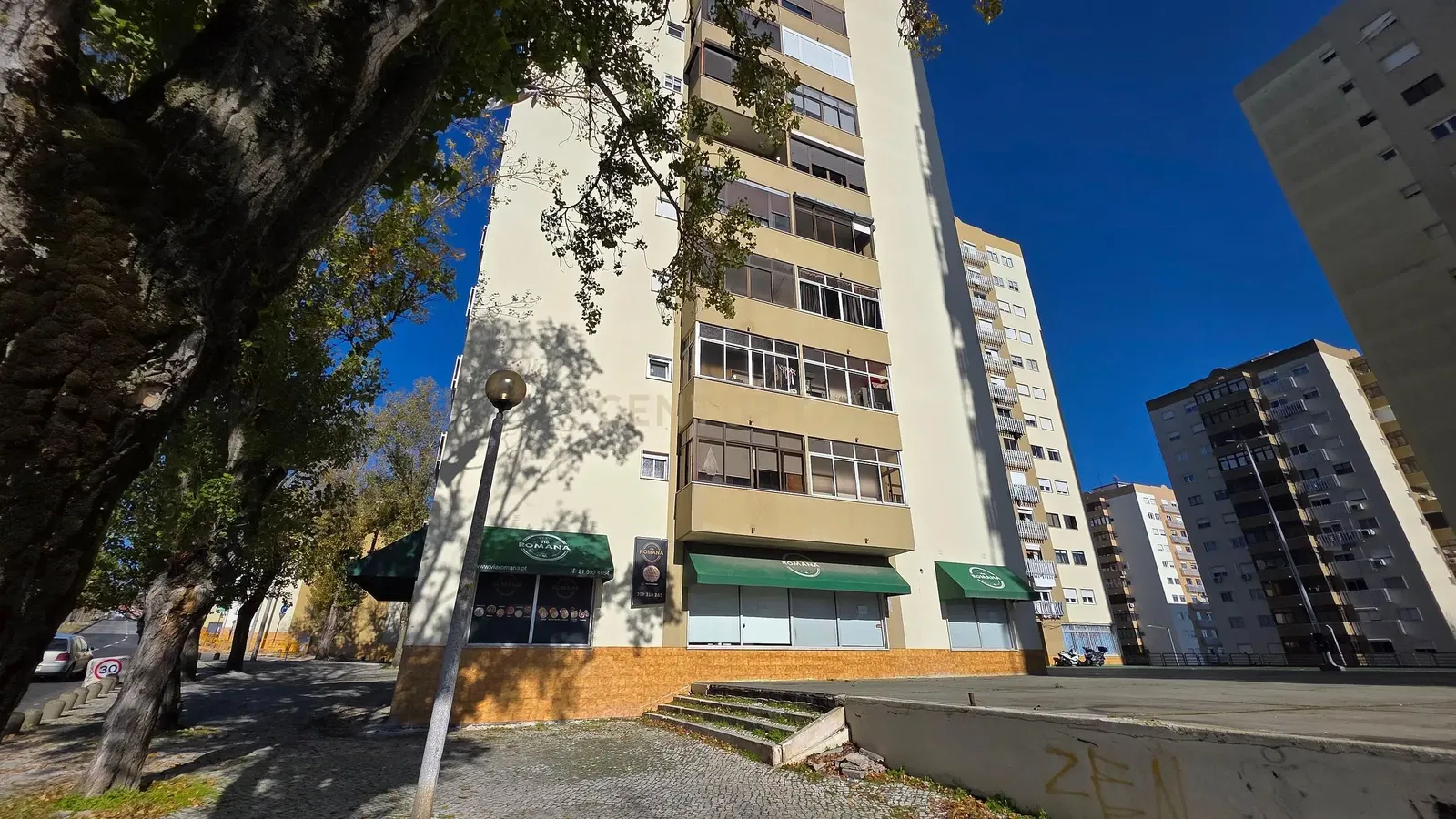 Woonkamer; houten vloer, natuurlijk licht, moderne stijl, hoge plafonds