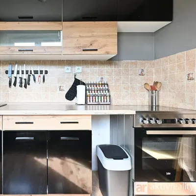 Soggiorno; pavimento in legno, luce naturale, stile moderno, soffitti alti