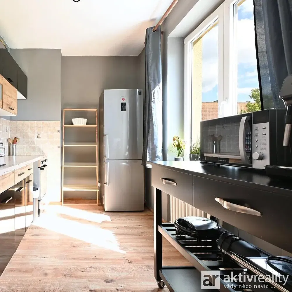 Soggiorno; pavimento in legno, luce naturale, stile moderno, soffitti alti