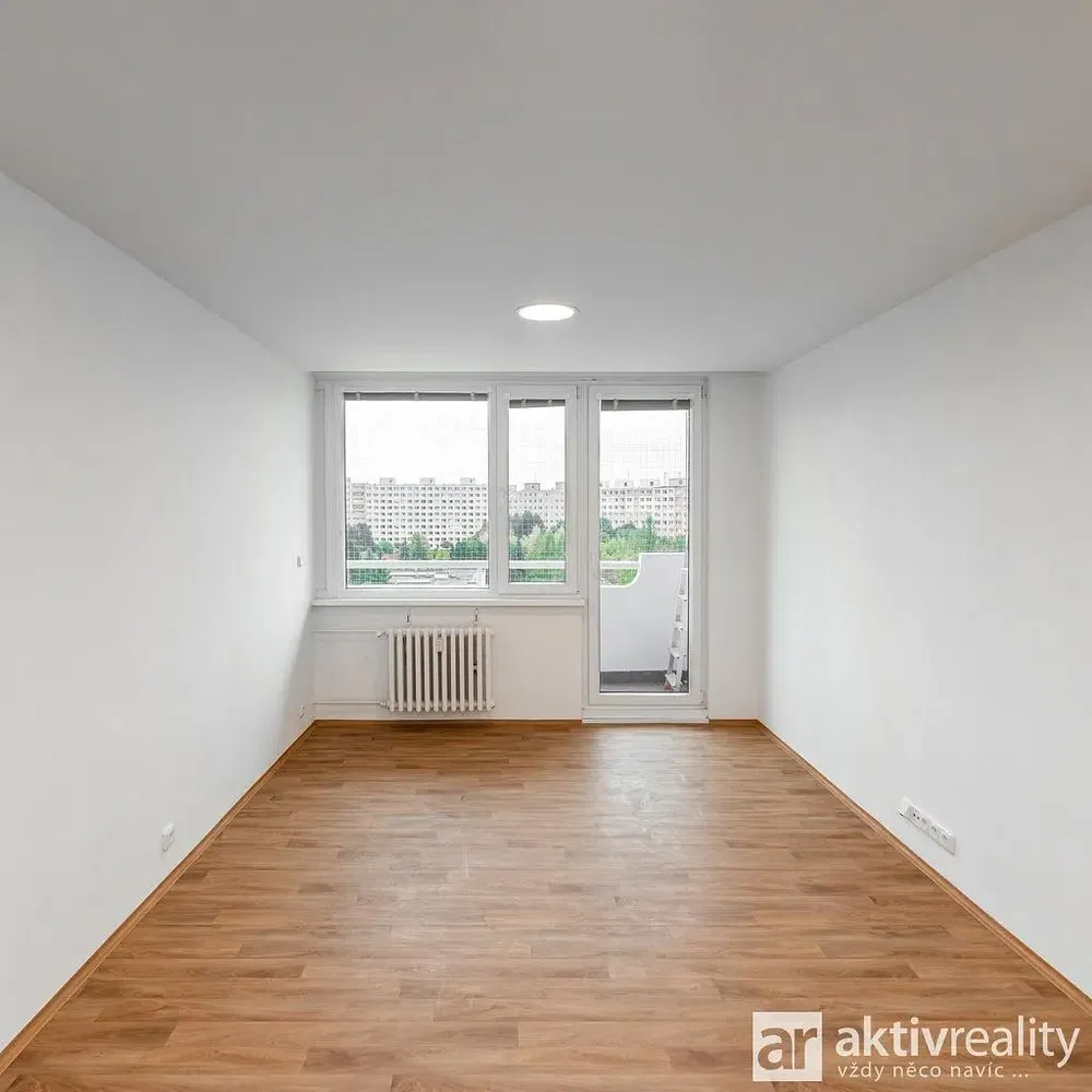 Σαλόνι; ξύλινο πάτωμα, φυσικό φως, μοντέρνο στυλ, ψηλά ταβάνια