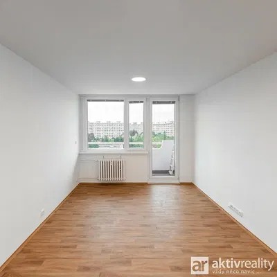 Σαλόνι; ξύλινο πάτωμα, φυσικό φως, μοντέρνο στυλ, ψηλά ταβάνια