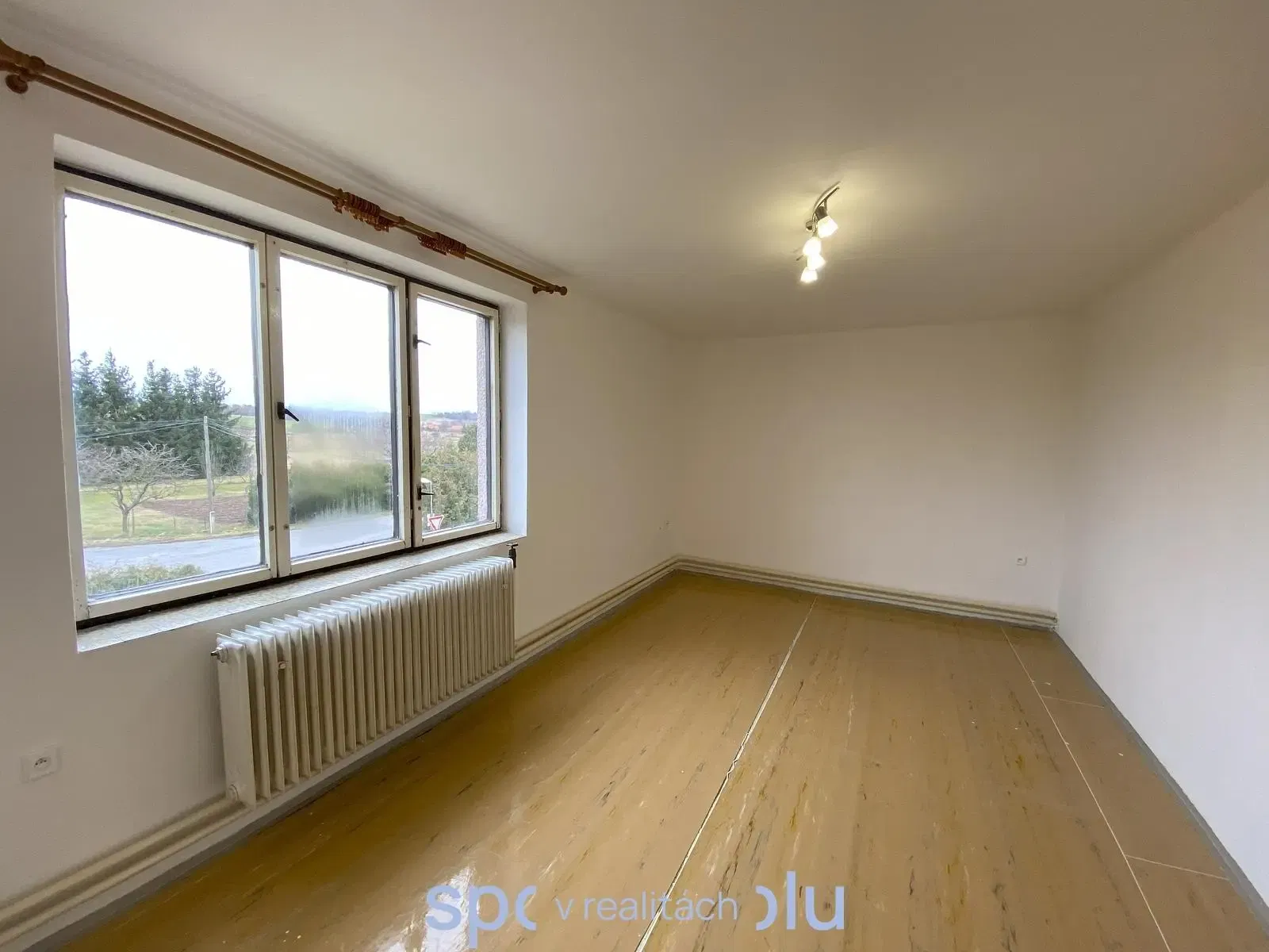 Salon; parquet, lumière naturelle, style moderne, hauteur sous plafond