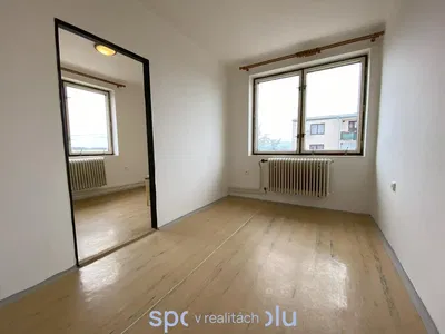 Salon; parquet, lumière naturelle, style moderne, hauteur sous plafond