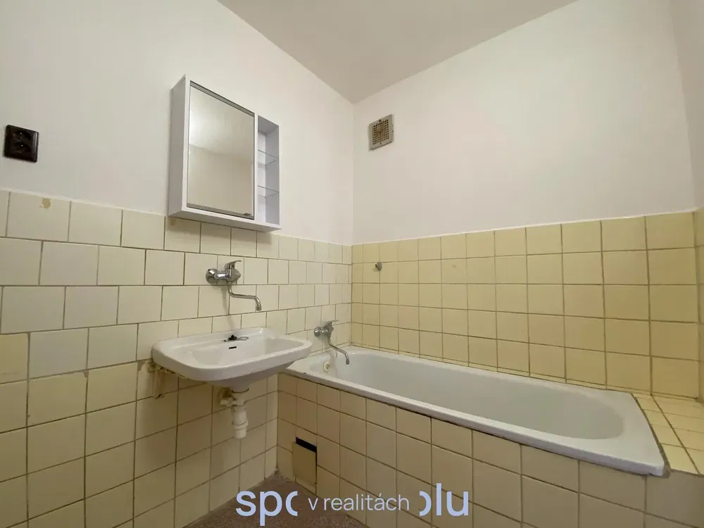 Salon; parquet, lumière naturelle, style moderne, hauteur sous plafond