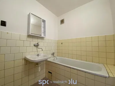 Salon; parquet, lumière naturelle, style moderne, hauteur sous plafond