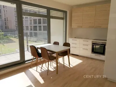 Σαλόνι; ξύλινο πάτωμα, φυσικό φως, μοντέρνο στυλ, ψηλά ταβάνια