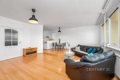 Sala de estar; chão de madeira, luz natural, estilo moderno, teto alto