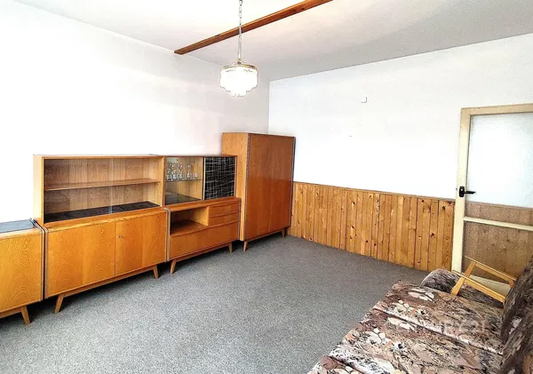 Salon; parquet, lumière naturelle, style moderne, hauteur sous plafond