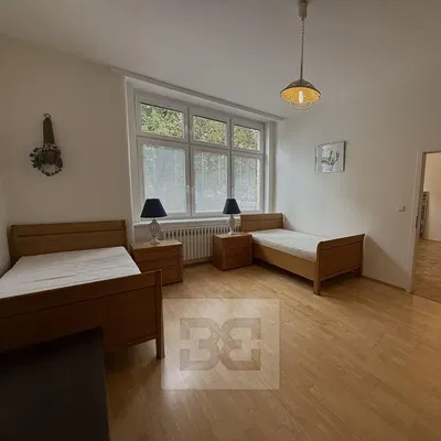 Σαλόνι; ξύλινο πάτωμα, φυσικό φως, μοντέρνο στυλ, ψηλά ταβάνια