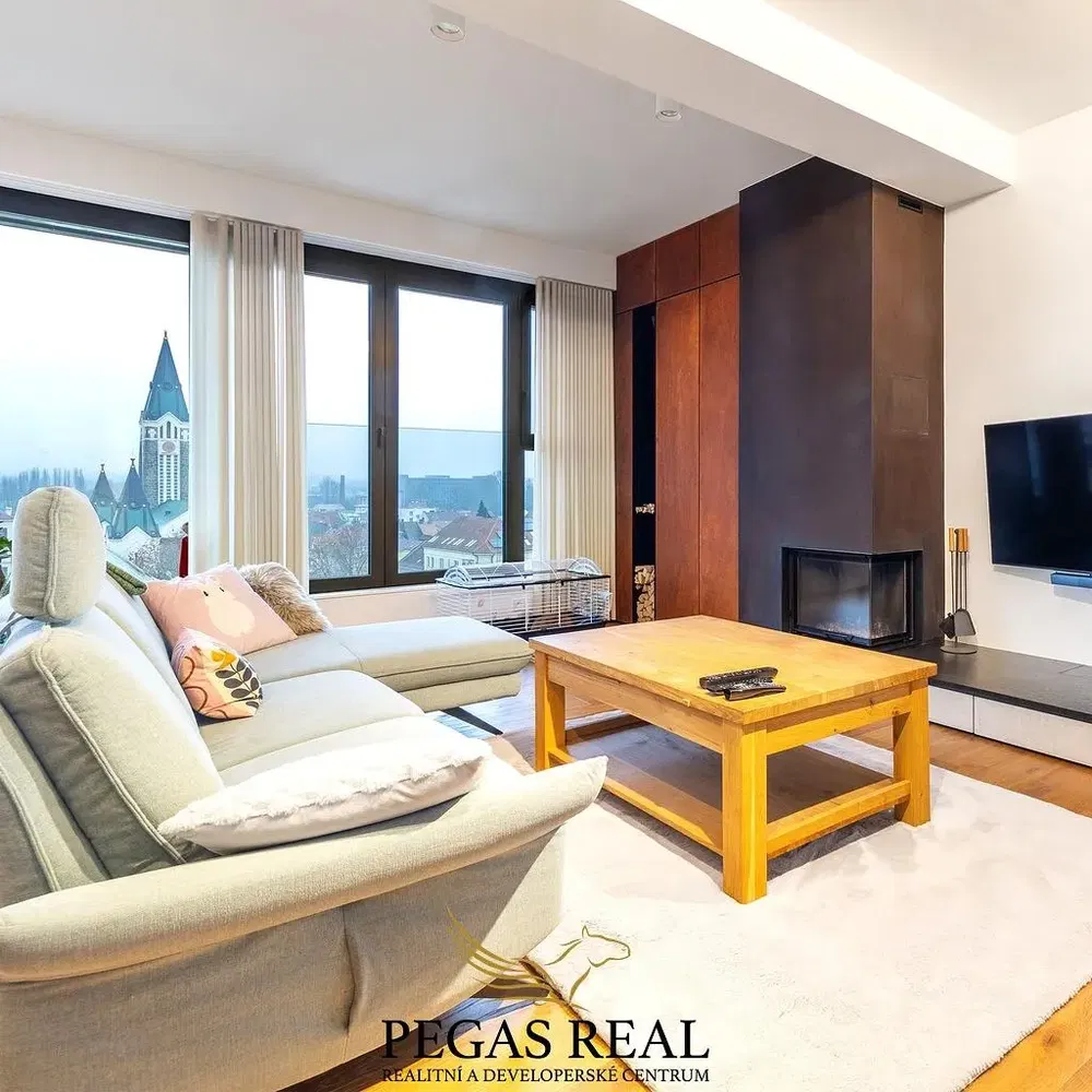 Wohnzimmer; holzboden, tageslicht, moderner stil, hohe decken