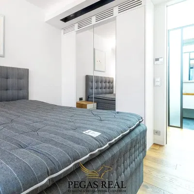 Wohnzimmer; holzboden, tageslicht, moderner stil, hohe decken