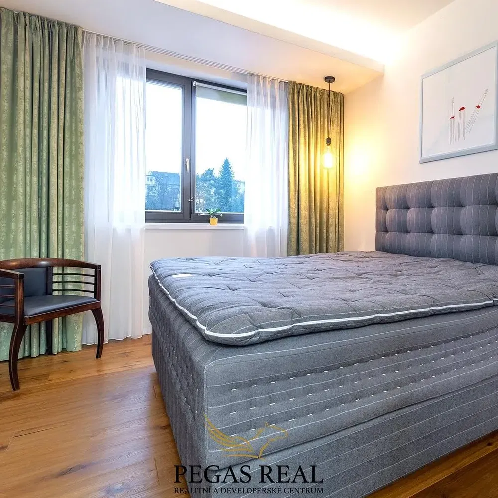 Wohnzimmer; holzboden, tageslicht, moderner stil, hohe decken