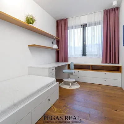 Wohnzimmer; holzboden, tageslicht, moderner stil, hohe decken