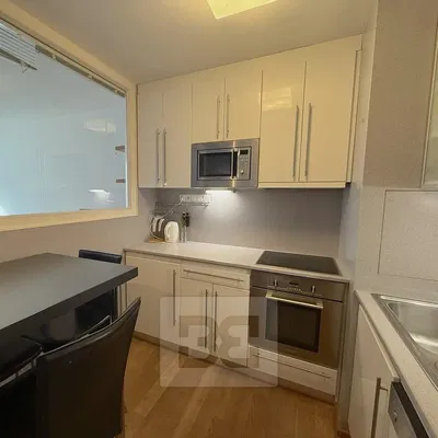 Wohnzimmer; holzboden, tageslicht, moderner stil, hohe decken