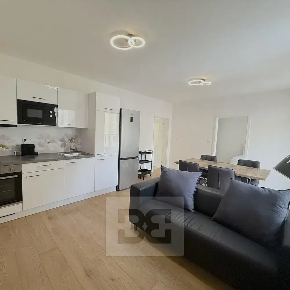 Σαλόνι; ξύλινο πάτωμα, φυσικό φως, μοντέρνο στυλ, ψηλά ταβάνια