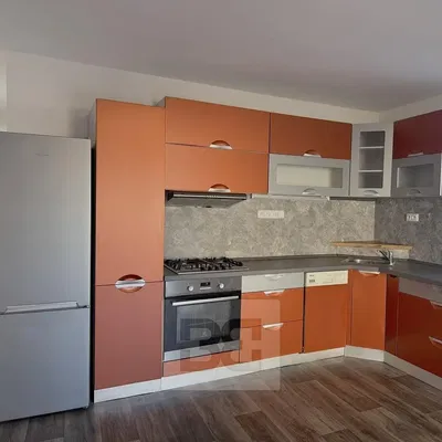 Хол; дървен под, естествена светлина, модерен стил, високи тавани