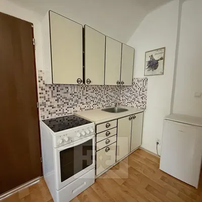 Σαλόνι; ξύλινο πάτωμα, φυσικό φως, μοντέρνο στυλ, ψηλά ταβάνια