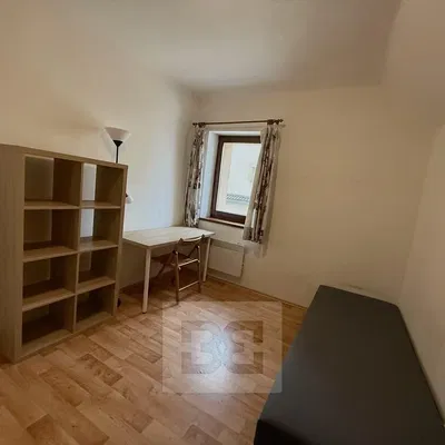 Σαλόνι; ξύλινο πάτωμα, φυσικό φως, μοντέρνο στυλ, ψηλά ταβάνια