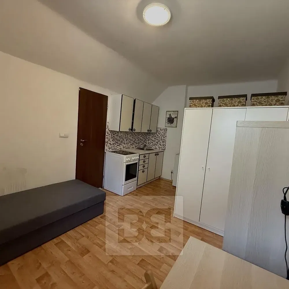 Σαλόνι; ξύλινο πάτωμα, φυσικό φως, μοντέρνο στυλ, ψηλά ταβάνια