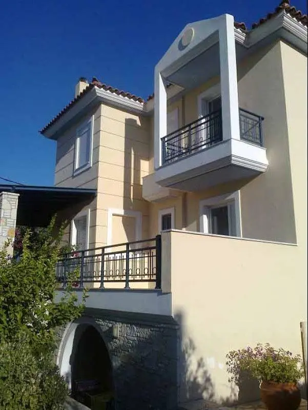 Wohnzimmer; holzboden, tageslicht, moderner stil, hohe decken