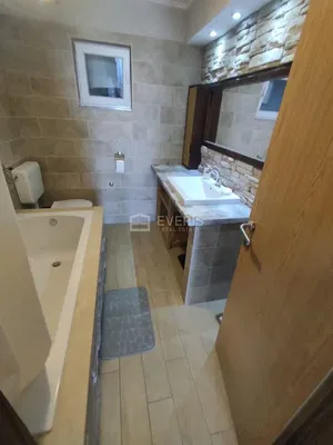 Woonkamer; houten vloer, natuurlijk licht, moderne stijl, hoge plafonds