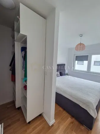 Wohnzimmer; holzboden, tageslicht, moderner stil, hohe decken