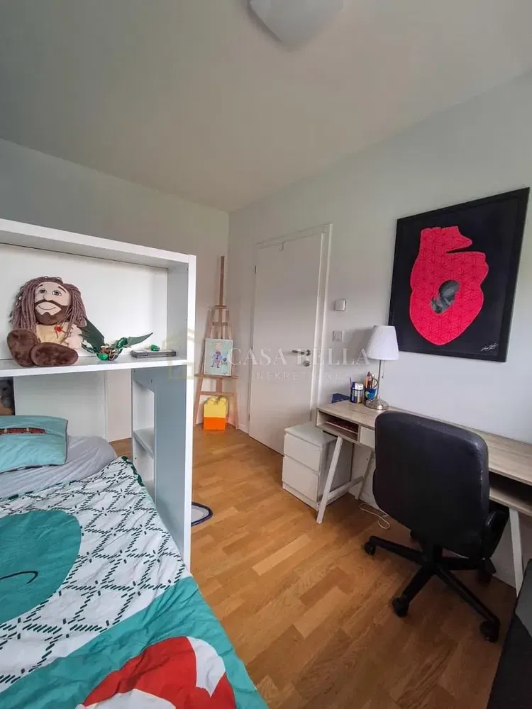 Salón; suelo de madera, luz natural, estilo moderno, techos altos