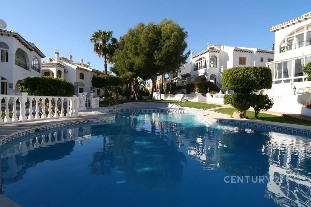 Salon; podłoga drewniana, światło dzienne, styl nowoczesny, wysokie sufity