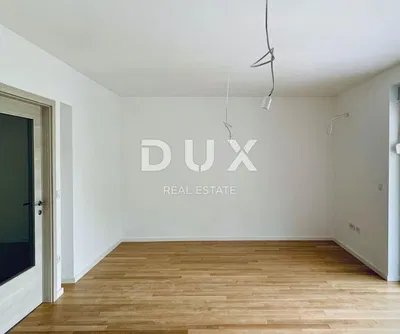 Cozinha; eletrodomésticos, chão de madeira, luz natural, estilo moderno, renovado