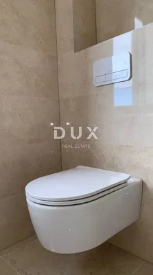 Sala de estar; chão de madeira, luz natural, estilo moderno, teto alto