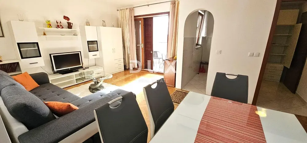 Salon; parquet, lumière naturelle, style moderne, hauteur sous plafond