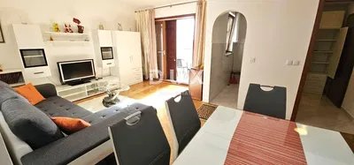 Salon; parquet, lumière naturelle, style moderne, hauteur sous plafond