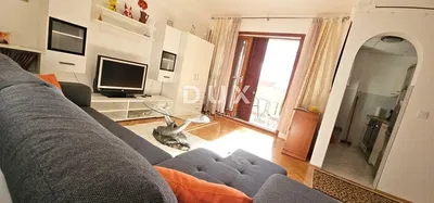 Salon; parquet, lumière naturelle, style moderne, hauteur sous plafond