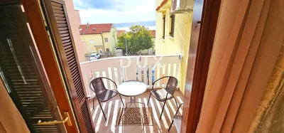 Cuisine; électroménager, carrelage, lumière naturelle, style moderne, rénové