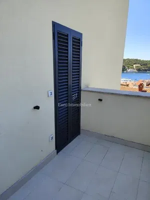 Sala de estar; chão de madeira, luz natural, estilo moderno, teto alto