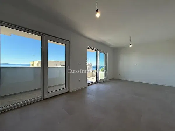 Salon; parquet, lumière naturelle, style moderne, hauteur sous plafond